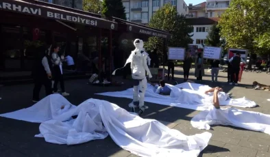 Arhavi’de Üniversite Öğrencilerinden Kefenli Protesto